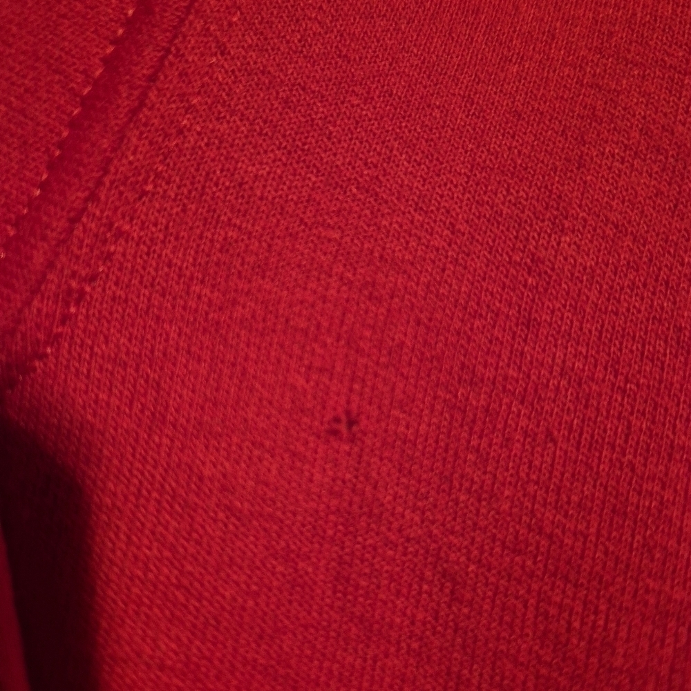 Gildan Dryblend women's XL Red hoodie, has a tiny hole pictured on the left - Picture 2 of 5
